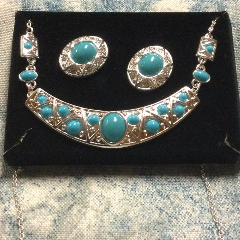 Avon Western Embellished Necklace/Earrings GiftSet